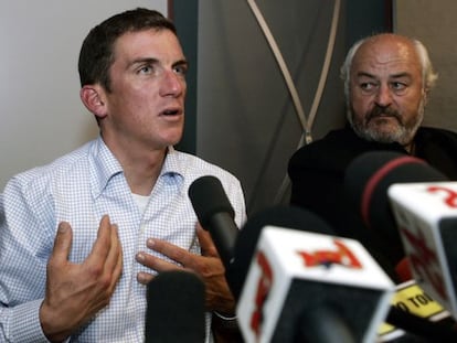 Tyler Hamilton, en la rueda de prensa que dió tras su positivo en 2004