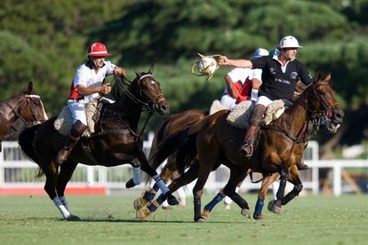 A casi todos argentinos les gustan los caballos, y aunque no estén en la Pampa hacen lo posible (y lo imposible) para que formen parte de la vida porteña. Basta con acercarse a un partido de polo o de pato (en la foto) en el Campo Argentino de Polo, en Palermo, o pasar un día en las carreras en el Hipódromo Argentino, majestuoso edificio proyectado por el arquitecto francés Louis Fauré Dujarric en 1908, con cabida para 100.000 espectadores.