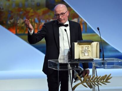 El director Jacques Audiard, con la Palma de Oro de Cannes.