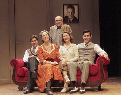 Los actores Alejandro Arestegui (i), Carlos García (d), las actrices Silvia Marsó (2i) y Pilar Gil junto al director Francisco Vidal (detrás) durante el pase gráfico de "El zoo de cristal", de Tennessee Williams, en el Teatro Bellas Artes de Madrid, en 2015.