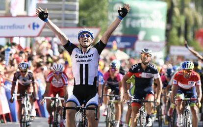 Degenkolb celebra su victoria, ante Reynes (de azul).