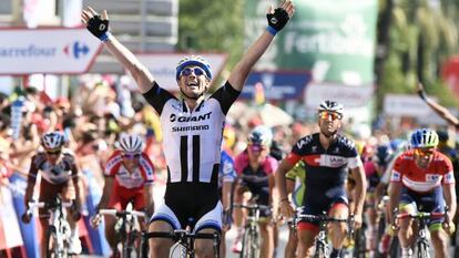 Degenkolb celebra su victoria, ante Reynes (de azul).