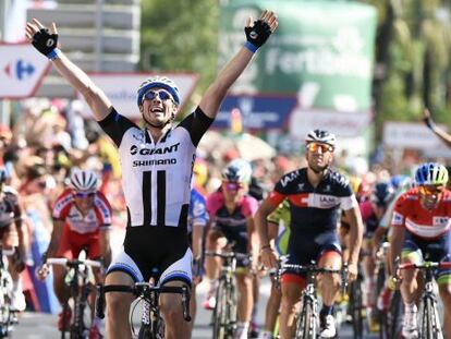 Degenkolb celebra su victoria, ante Reynes (de azul).