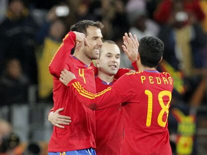 Marchena celebra un gol con Iniesta y Pedro en Sudáfrica 2010.