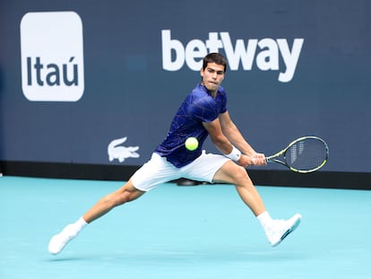 03 April 2022, US, Miami Gardens: Spanish tennis player Carlos Alcaraz in action against Norway's Casper Ruud during their men's singles final match of the 2022 Miami Open presented by Itau at Hard Rock Stadium. Photo: -/SMG via ZUMA Press Wire/dpa
03/04/2022 ONLY FOR USE IN SPAIN