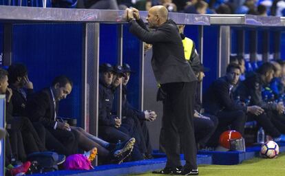 Jémez se lamenta en la banda del estadio de Mandizorroza.