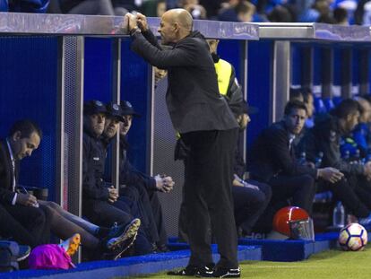 J&eacute;mez se lamenta en la banda del estadio de Mandizorroza. 