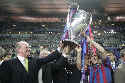 Puyol, junto al rey Juan Carlos, Joan Clos y Joan Laporta, levantando el trofeo conquistado en la final de la Liga de Campeones, tras vencer al Arsenal 2- 1 en el estadio parisino de Saint- Denis.