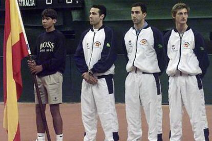 Rafael Nadal, el abanderado; Àlex Corretja, Albert Costa y Juan Carlos Ferrero, en la final victoriosa de 2000.