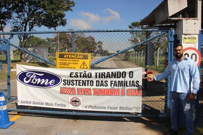 Leandro Monteiro, que trabalhou 23 anos na fábrica da Ford em Taubaté, luta pelos direitos trabalhistas após anúncio da saída da empresa do Brasil.