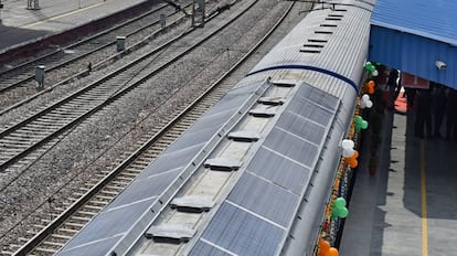 Paneles solares en los trenes indios