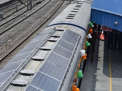 Paneles solares en los trenes indios