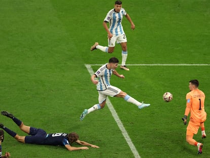 Julián Álvarez marca el segundo gol de Argentina ante Croacia en semifinales.