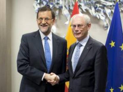 El jefe del Gobierno, Mariano Rajoy, analizará hoy con el presidente del Consejo Europeo, Herman van Rompuy, los avances para certificar en la cumbre de Bruselas de la próxima semana un acuerdo sobre el mecanismo único de resolución bancaria. EFE/Archivo