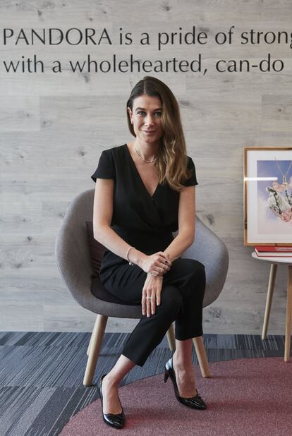 Pandora la ha fichado como directora general en España y Portugal. Comenzó su trayectoria en 2007 en Chanel y consolidó su carrera trabajando para Cartier, Omega, Longines, Calvin Klein o Zadig & Voltaire.