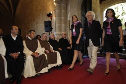 Tzvetan Todorov (2d), ensayista búlgaro, en el acto de su nombramiento como miembro de la Academia Europea de Yuste (Cáceres), en 2008.