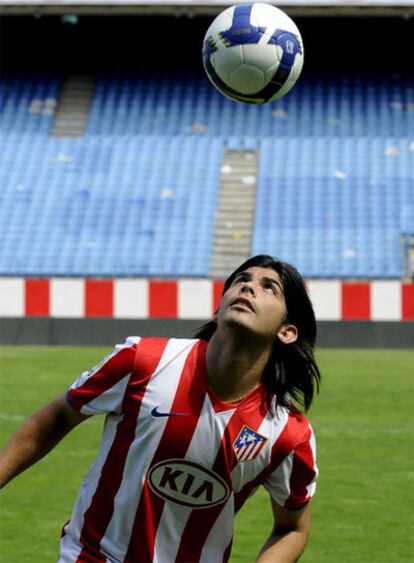 Banega, ayer durante su presentación con el Atlético.