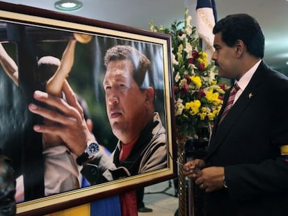 Maduro ante una foto de Ch&aacute;vez tras jurar como presidente el viernes.