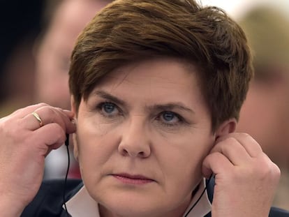 Beata Szydlo escucha las intervenciones de los eurodiputados.