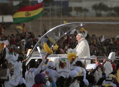 El papa Francisco es recibido por una multitud a su llegada a Bolivia.