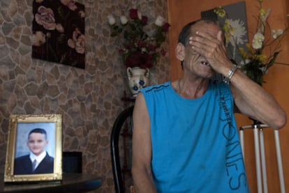Pedro Castillo, abuelo que crió a su nieto (en la foto enmarcada) al margen de la sociedad.