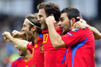 Los futbolistas Capel, Mata y Adrián (de izquierda a derecha) festejan el triunfo de España en el Campeonato de Europa sub 21.