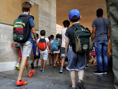 Ni&ntilde;os entrando en un colegio p&uacute;blico de Madrid. 