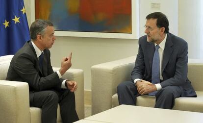 El presidente del Gobierno, Mariano Rajoy, junto al presidente del PNV, Íñigo Urkullu, en La Moncloa.
