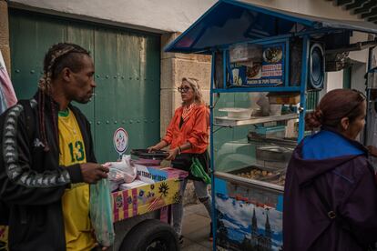 Valeria Bonilla recorre las calles del centro de Bogotá.