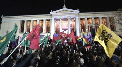 Alexis Tsipras comemora a vit&oacute;ria com seus eleitores.