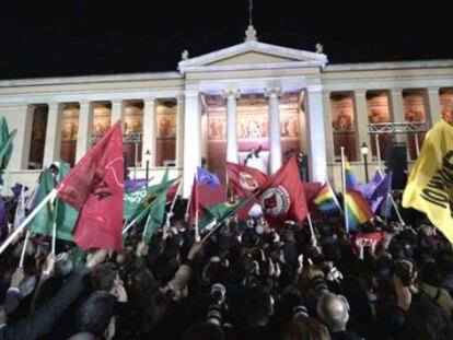 Alexis Tsipras comemora a vit&oacute;ria com seus eleitores.