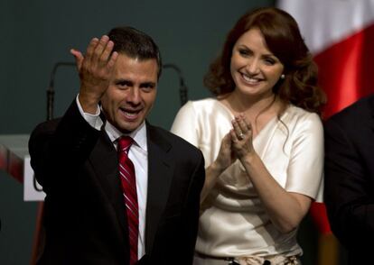 Pe&ntilde;a Nieto y su mujer celebran la victoria del PRI.