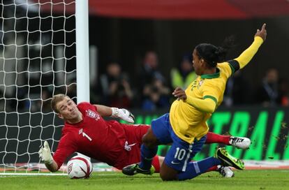 Ronaldinho, tras fallar el penalti ante Hart, no llega a rematar.