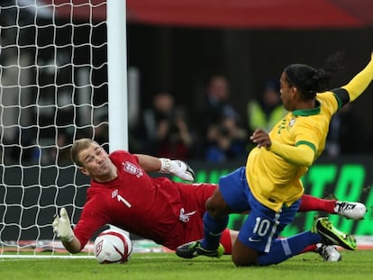 Ronaldinho, tras fallar el penalti ante Hart, no llega a rematar.