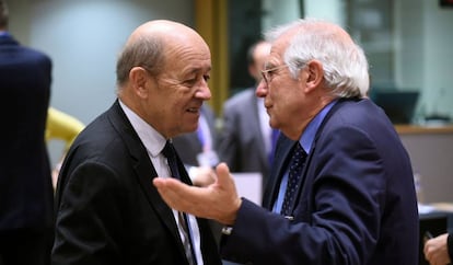 Spanish Foreign Minister Josep Borrell (r) with his French counterpart Jean Yves Le Drian.