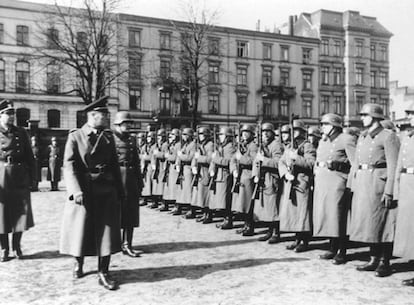 El Batall&oacute;n de Reserva Policial 101, durante una inspecci&oacute;n en 1940 en Lodz. 