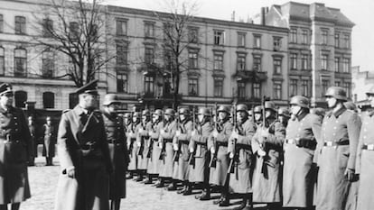 El Batall&oacute;n de Reserva Policial 101, durante una inspecci&oacute;n en 1940 en Lodz. 