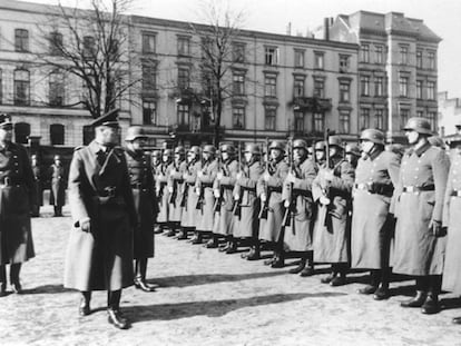 El Batall&oacute;n de Reserva Policial 101, durante una inspecci&oacute;n en 1940 en Lodz. 