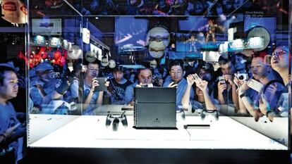 Miles de personas descubren la PlayStation 4 en la feria Tokyo Games Show.