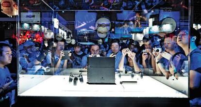 Miles de personas descubren la PlayStation 4 en la feria Tokyo Games Show.