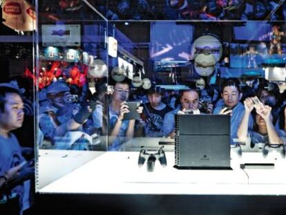 Miles de personas descubren la PlayStation 4 en la feria Tokyo Games Show.