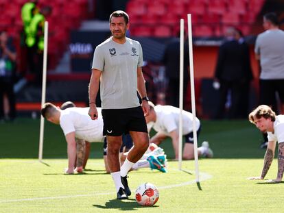 El entrenador del Rangers, Gio van Bronckhorst, este martes en el último entrenamiento en el Pizjuán.