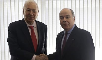 El ministro de Asuntos Exteriores de Espa&ntilde;a, Jos&eacute; Manuel Garc&iacute;a-Margallo, junto a su hom&oacute;logo brasile&ntilde;o, Mauro Vieira, ayer en Brasilia. 