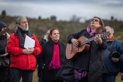 La ministra Maya Fernández junto a Juan Pablo Letelier, hijo de excanciller de Allende, Orlando Letelier, durante la conmemoración en Isla Dawson. En la guitarra, la profesora Sandra Baeza.
