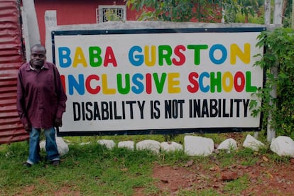 Baba Gurston, quien impulsa la escuela inclusiva de Kabondo, en la entrada del recinto.