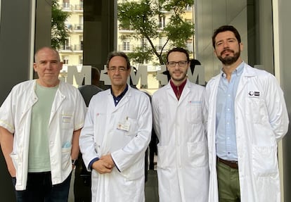 De izquierda a derecha, Guillermo J. Ortega, Jesús J. Borreguero, Ancor Sanz y Alberto Cecconi, en el Hospital de la Princesa.