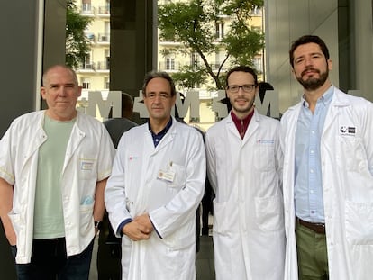 De izquierda a derecha, Guillermo J. Ortega, Jesús J. Borreguero, Ancor Sanz y Alberto Cecconi, en el Hospital de la Princesa.