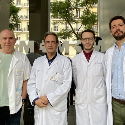 Los investigadores Jesús Jiménez Borreguero, Guillermo J. Ortega, Ancor Sanz y Alberto Cecconi en el Hospital de la Princesa.