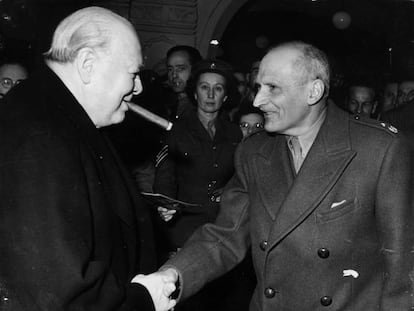 El mariscal de campo Vizconde Montgomery (1887 - 1976), el héroe de la Segunda Guerra Mundial de El Alamein saluda al primer ministro británico Sir Winston Churchill (1874 - 1965).