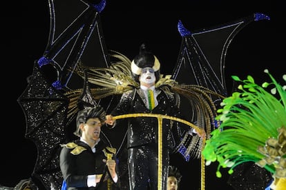 A Paraíso do Tuiuti, escola vice-campeã e sensação do Carnaval do Rio, voltou à avenida neste sábado, mas com uma controvérsia. O destaque vestido de "vampiro neoliberal", uma das fantasias mais comentadas do ano, desfilou sem a faixa presidencial da primeira aparição, que o transformou imediatamente em "vampiro-presidente". As explicações da escola e do próprio folião foram contraditórias. O destaque Leo Morais primeiro disse ao G1 que esperava autorização para desfilar com a roupa completa, depois disse ter perdido a faixa. O jornal 'O Globo' citou fontes anônimas da escola para afirmar que a agremiação sofreu pressões da Presidência da República para censurar o adereço, porque o Planalto estaria incomodado com a representação do vampiro-presidente. O assunto virou um dos temas mais comentados das redes sociais.